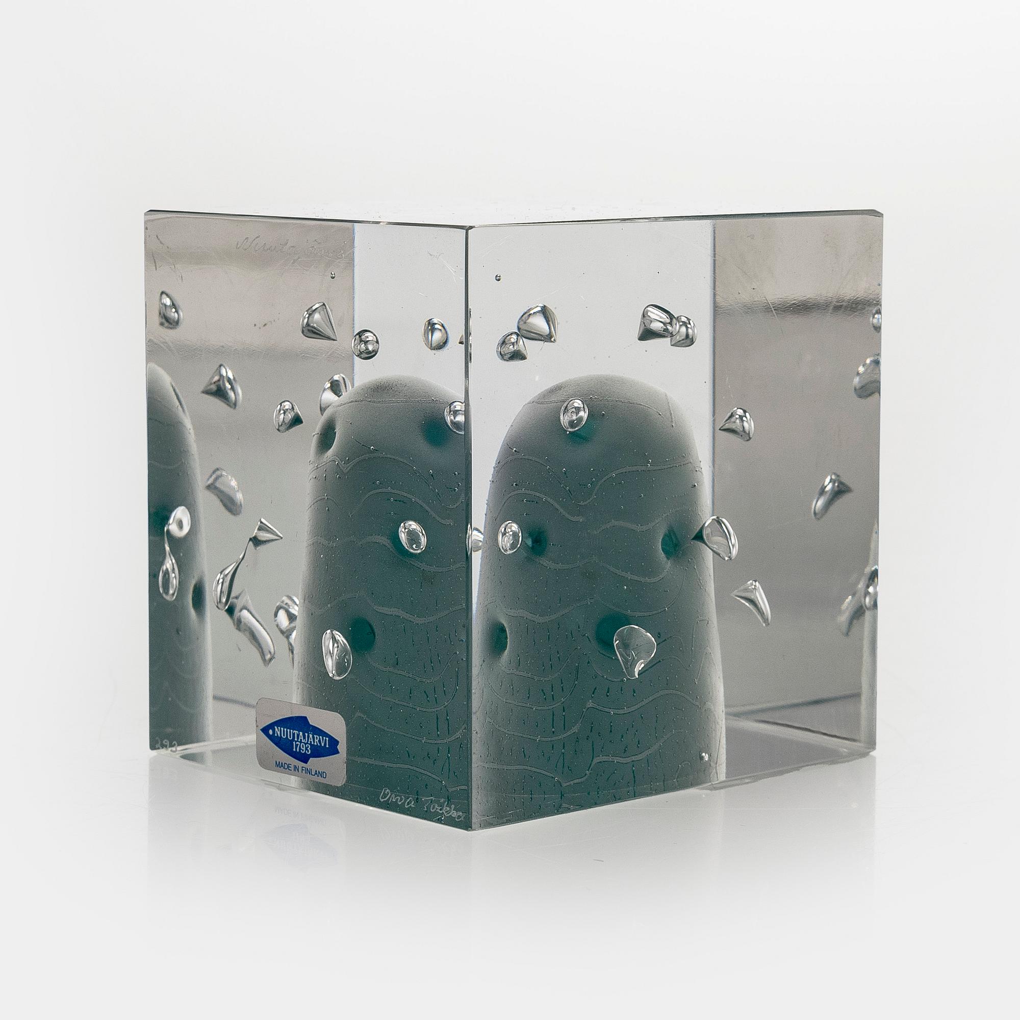 Oiva Toikka, a glass cube, signed Oiva Toikka, Nuutajärvi 293.