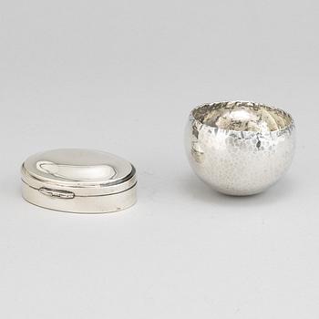 A Ray Urban silver tumbler and a 20th century parcel-gilt silver snuff box, with Swedish import marks.