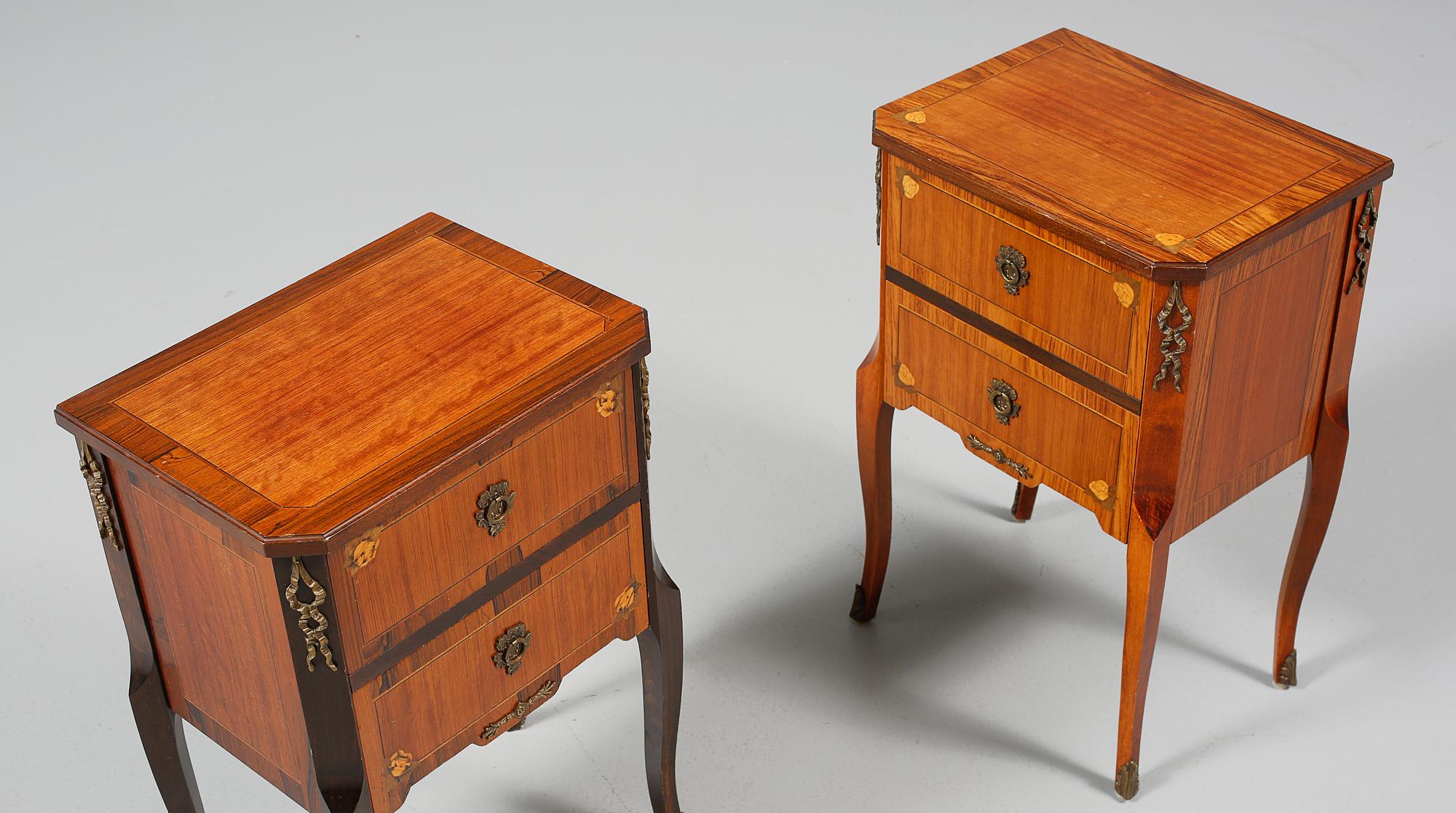 SÄNGBORD, 2 snarlika, gustaviansk stil, 1900-talets mitt.