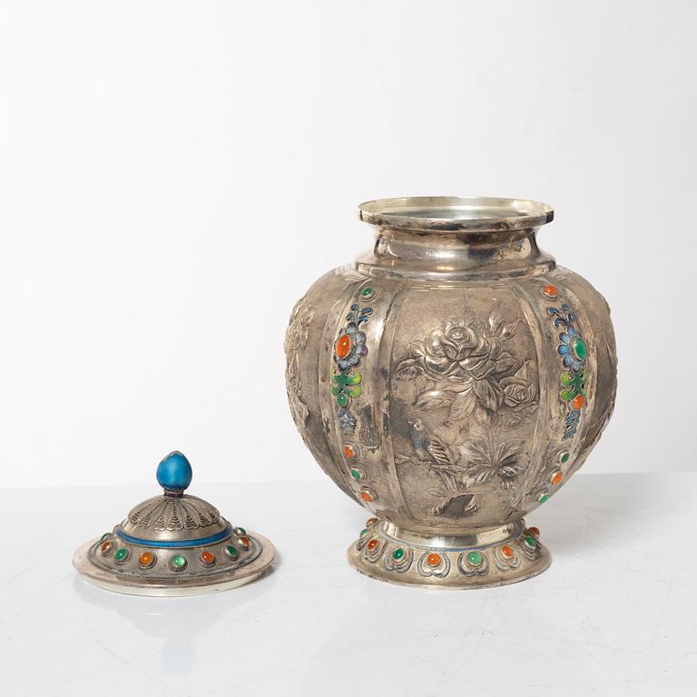 Urna med lock, silver, Kina, 1900-tal.