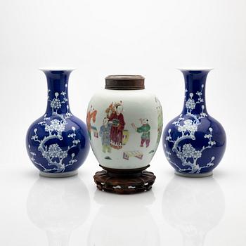 Vases, a pair, and a urn, porcelain, China, 19th/20th century.