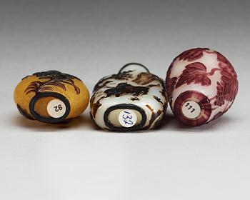 A set of three overlay glass snuff bottles, Qing dynasty.