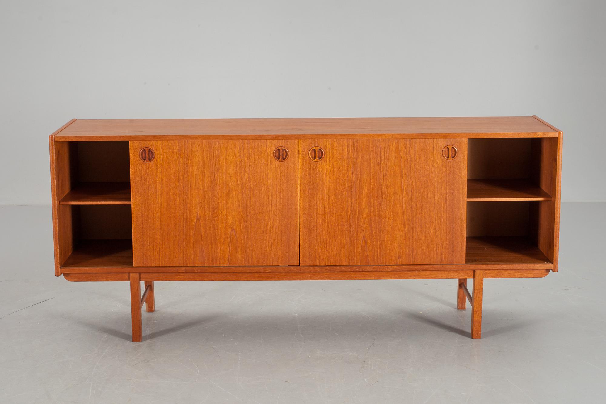 SIDEBOARD, möjligen  IKEA.