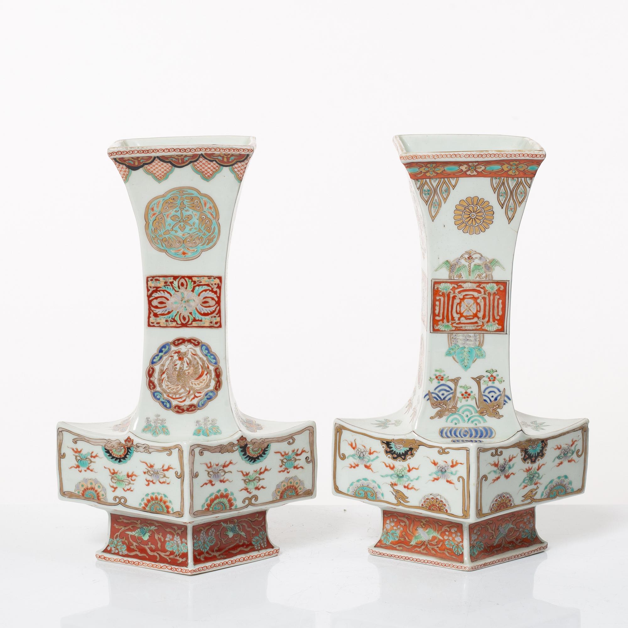 Vaser, två snarlika, porslin, Japan, Showa (1926-89).