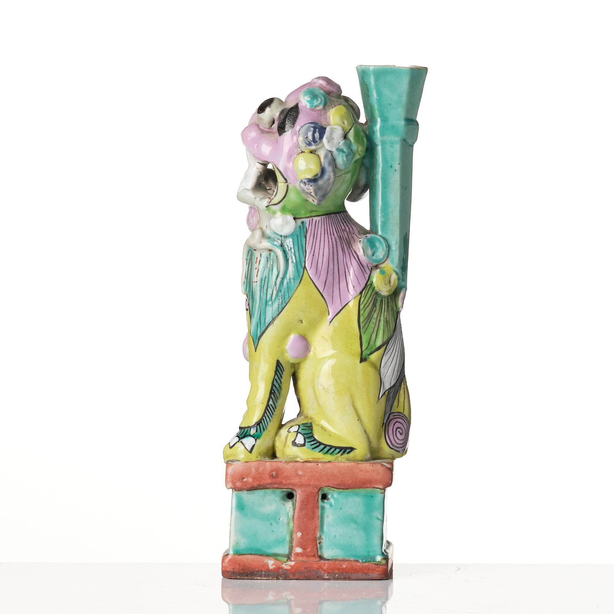 A Chinese famille rose porcelain joss stick holder, Qing dynasty, 18/19th century.