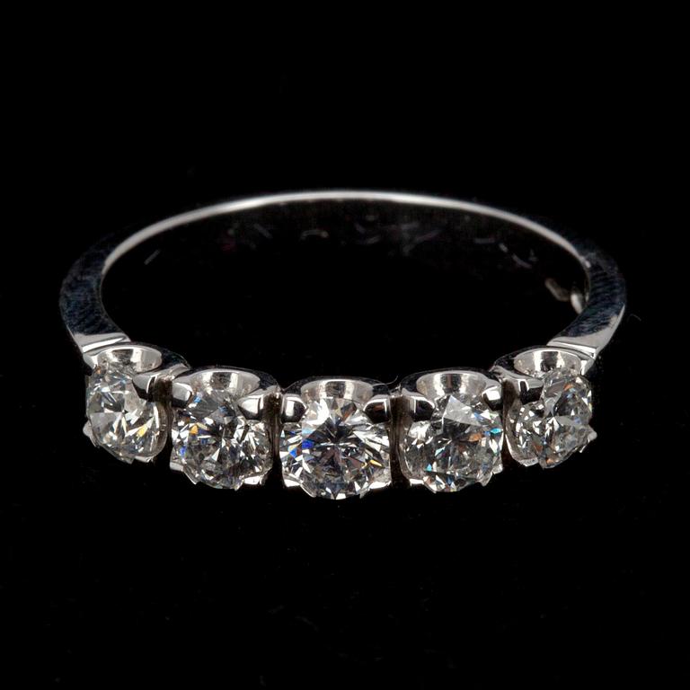 RING, vitguld 18K, 5 x 0,20 ct. Vikt 4,1 g.