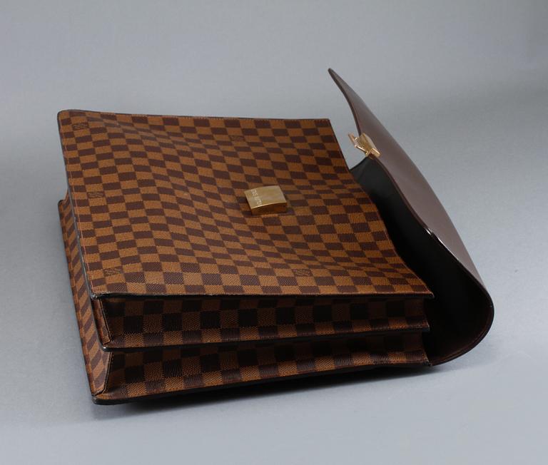 PORTFÖLJ, Louis Vuitton.