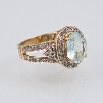 RING, 14K guld med ovalslipad akvamarin 3.65 ct enligt uppgift samt mindre åttkantslipade diamanter. Vikt 5,6 gram.