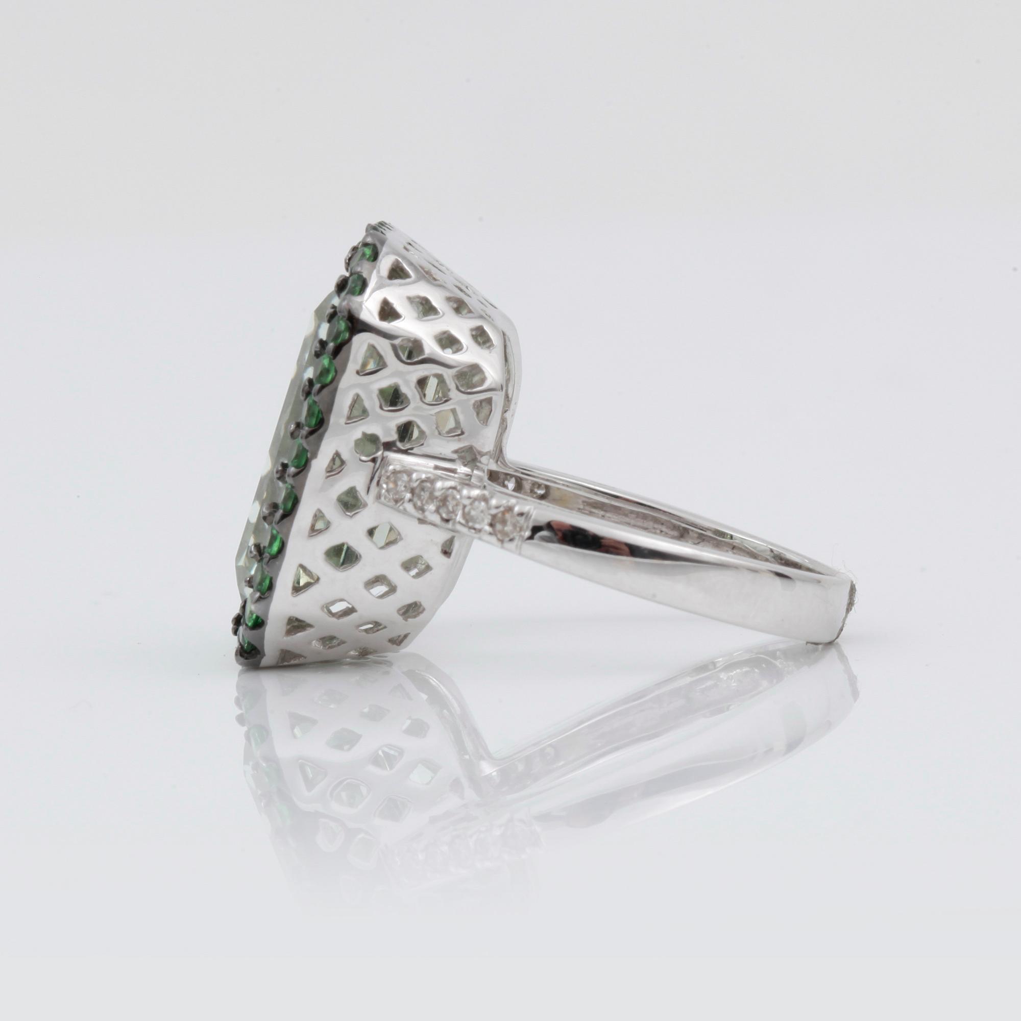 RING, med prasolit 11.15ct, tsavoriter och briljanter.