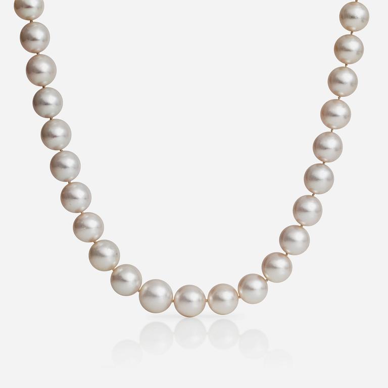 PÄRLCOLLIER, doserade odlade "South Sea" pärlor, Ø 14-16.2 mm. Lås med vita safirer.