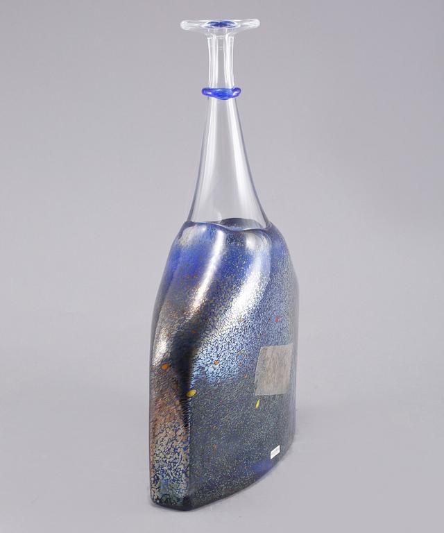 FLASKA, glas, Bertil Vallien, Kosta Boda, osignerad, 1900-talets slut.
