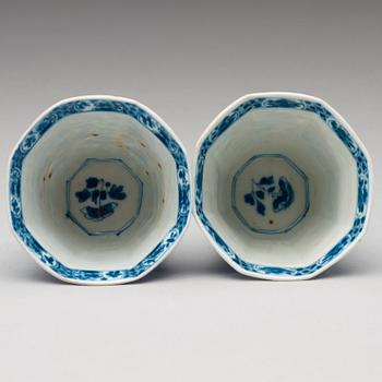A pair of blue and white cups with saucers. Qing dynasty Kangxi(1662-1722).