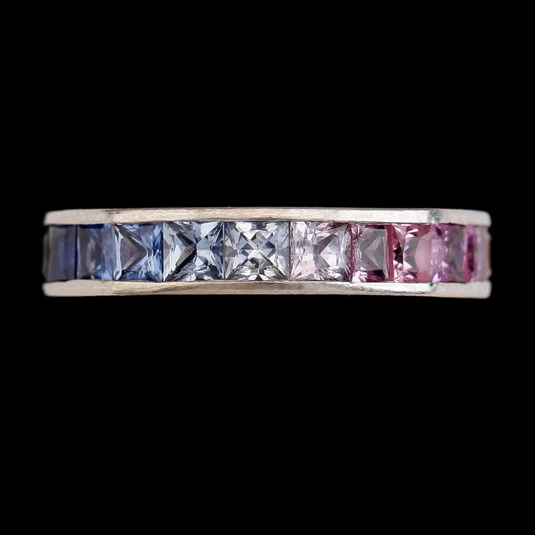 RING, 14K vitguld, olikfärgade safirer.