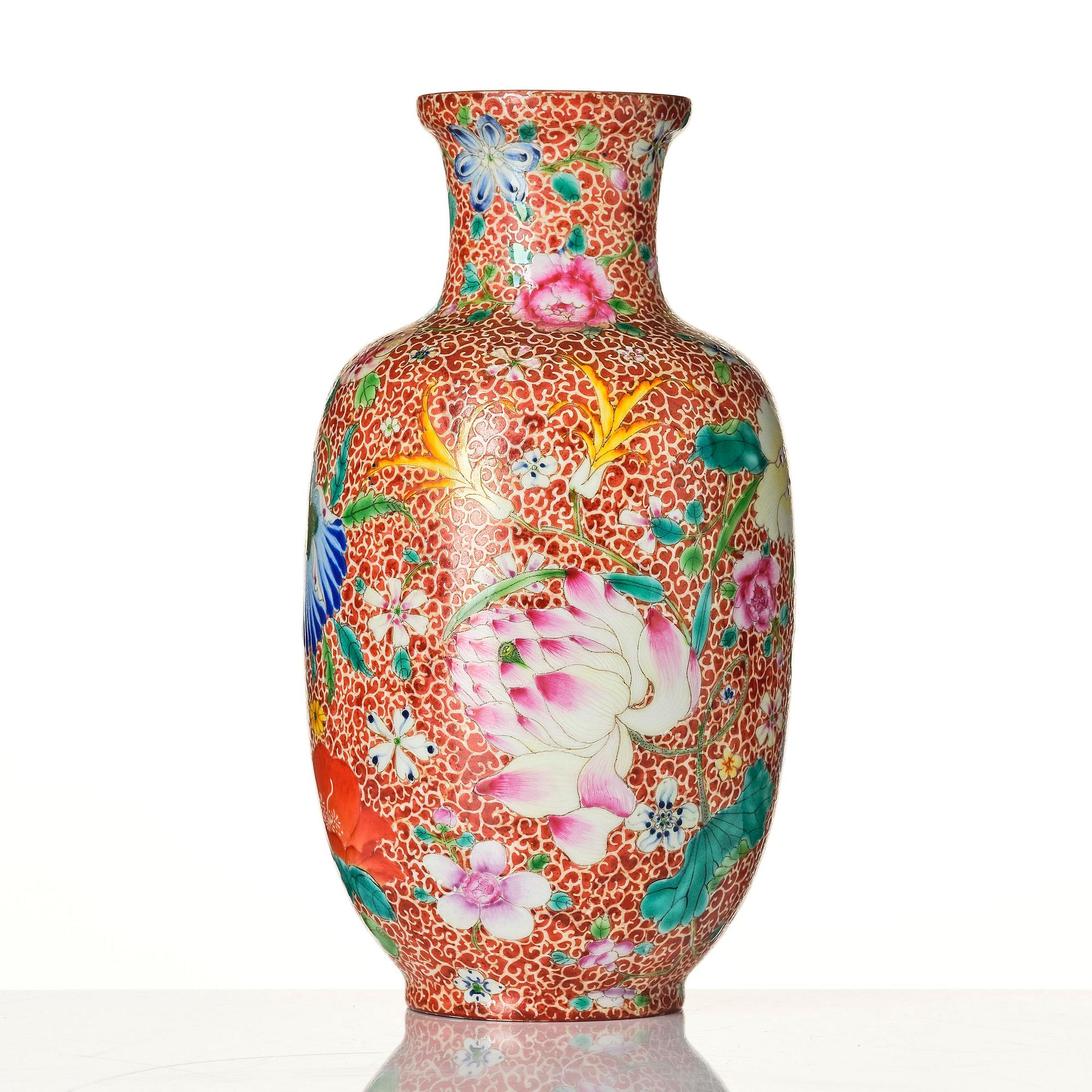 A Chinese vase, 20th century.