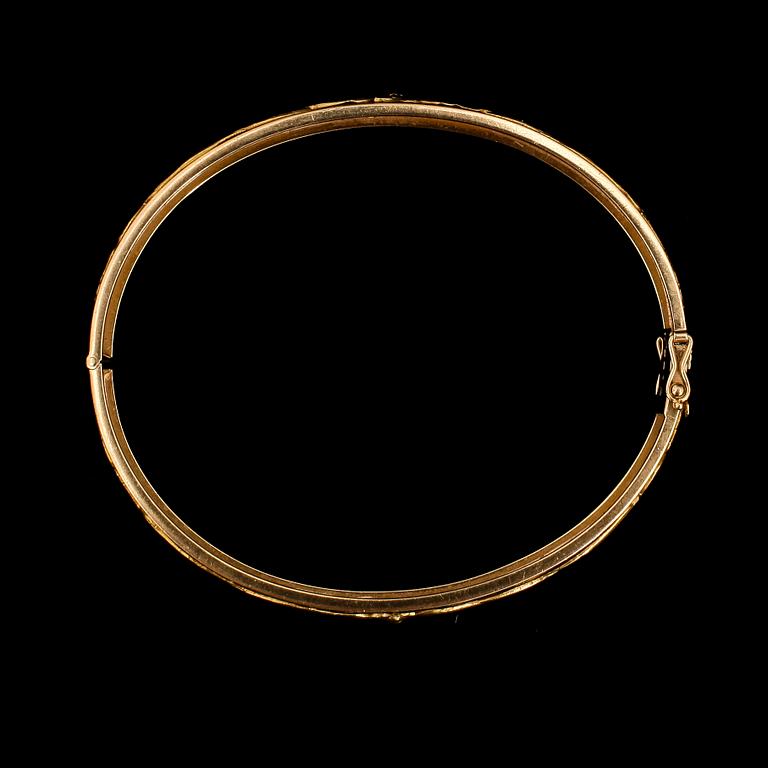 ARMRING, 18k guld. Gunnar Fahlström, Stockholm 1964. Monteringar Jugend, franska stpl. Vikt 29,5 g.