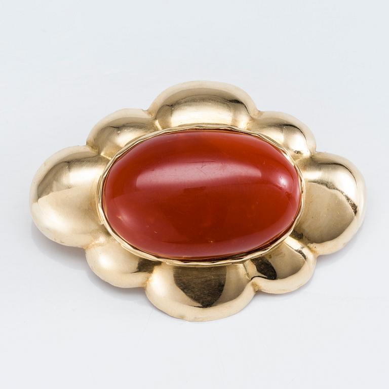 BROSCH, guld 18K och cabochonslipad korall, Italien 1900-talets början.