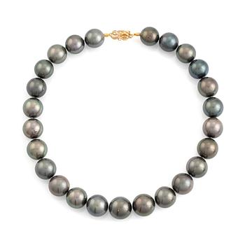 A cultured Tahiti pearl necklace with an 18K gold clasp.