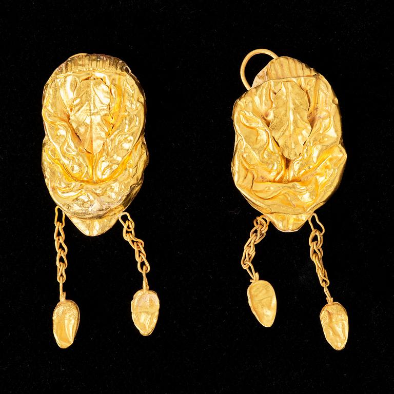 A pair of gold earrings. Song dynasty (960-1279).