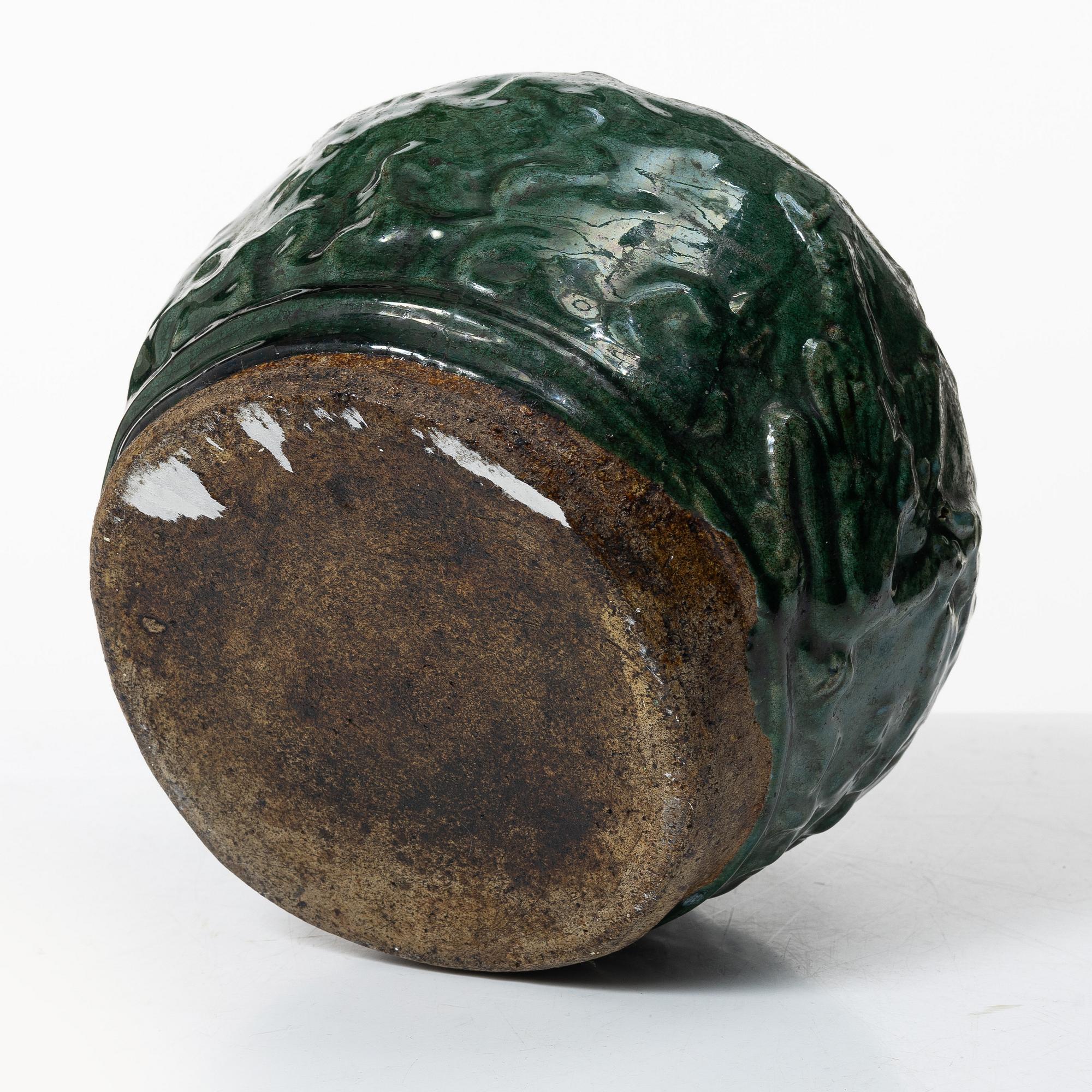 A green glazed jar, Southern China, Qing dynasty, 19th century.