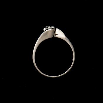 RING, 2 briljantslipade diamanter totalt ca 0,40 ct. 18K vitguld. Vikt 5,9 g.