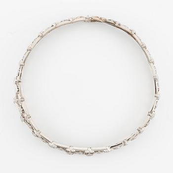 An 18K white gold necklace with round brilliant-cut diamonds.