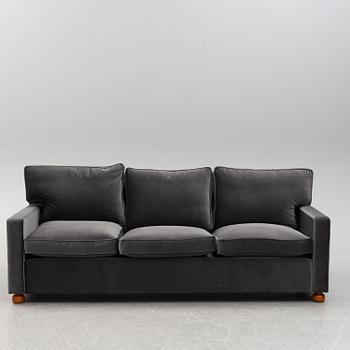 JOSEF FRANK, soffa, model 3031, Firma Svenskt Tenn, 2000-tal.