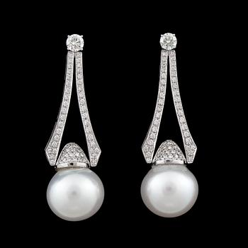 1123. A pair of cultured South sea pearl earrings, Ø 14.9 mm, with brilliant-cut diamonds, total carat weight circa 1.57ct.