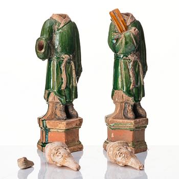 A pair of green glazed sculptures, Ming dynasty (1368-1644).