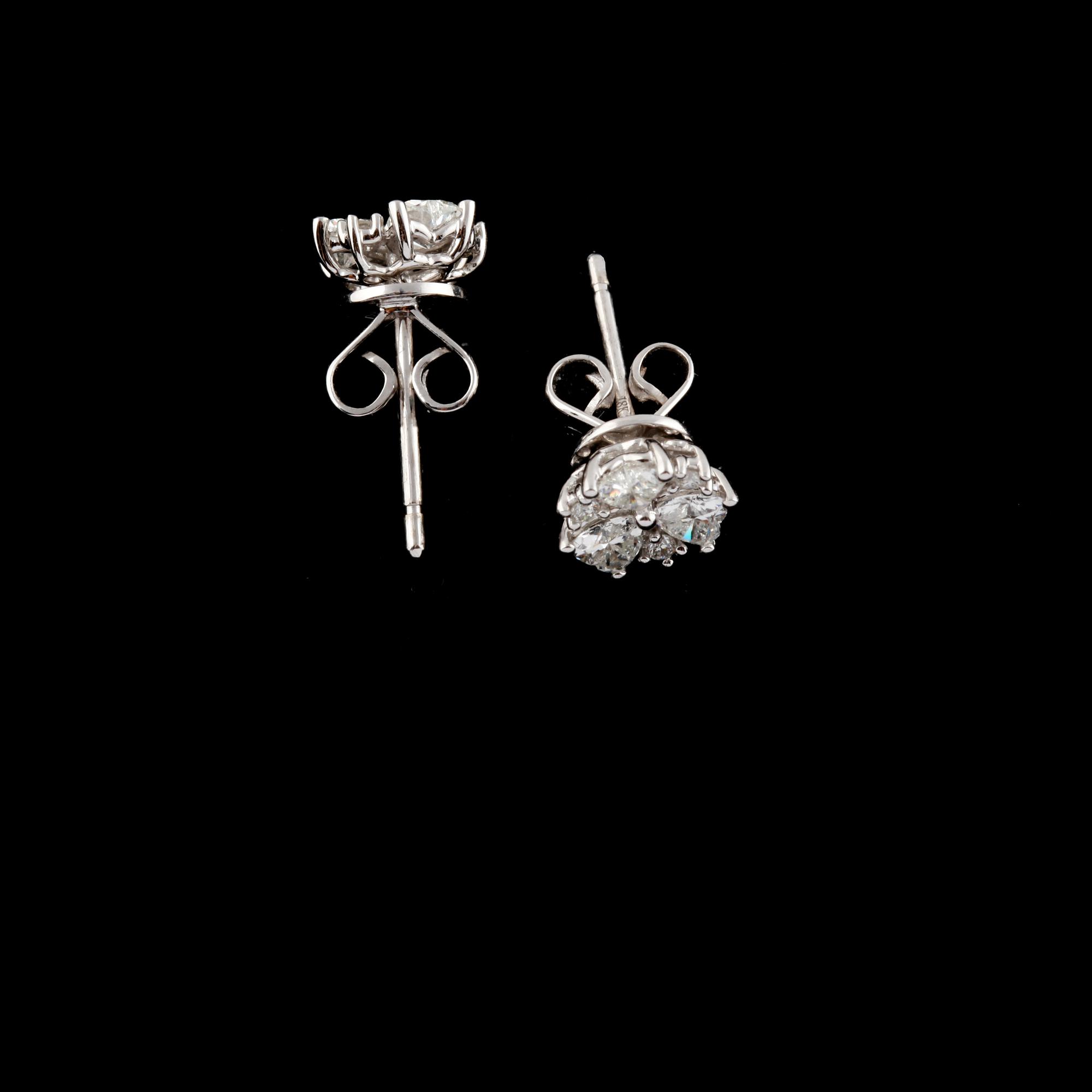 ÖRHÄNGEN, 18K vitguld med briljantslipade och hjärtslipade diamanter, 0.66 ct. Vikt 2,0 g.
