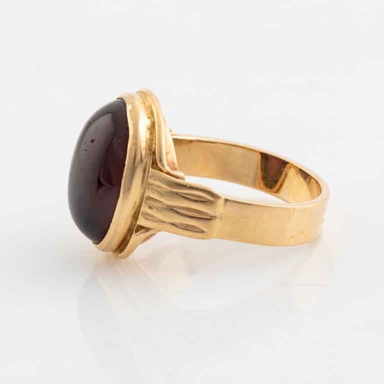 18K gold and cabochon cut garnet ring.