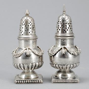 STRÖARE, ett par snarlika, silver, oidentifierade stämplar, omkring 1900. Vikt ca 110g.