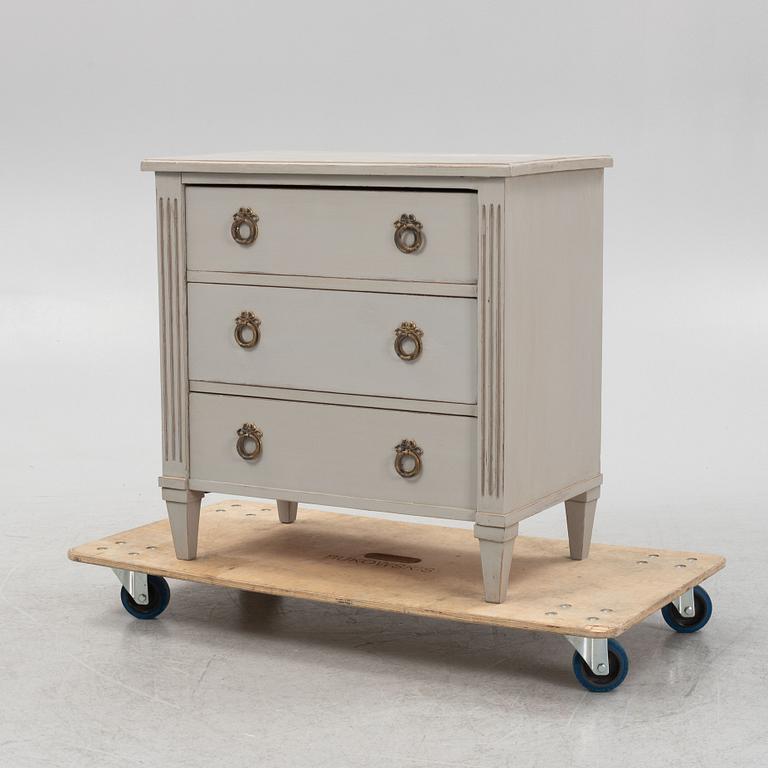 Byrå, gustaviansk stil, 1900-talets första hälft.