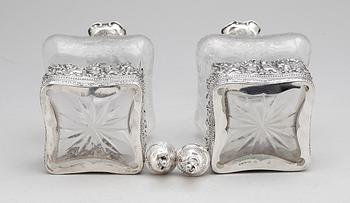 KARAFFER, ett par, glas samt sterlingsilver, trol Glasgow, Skottland, tidigt 1900-tal.