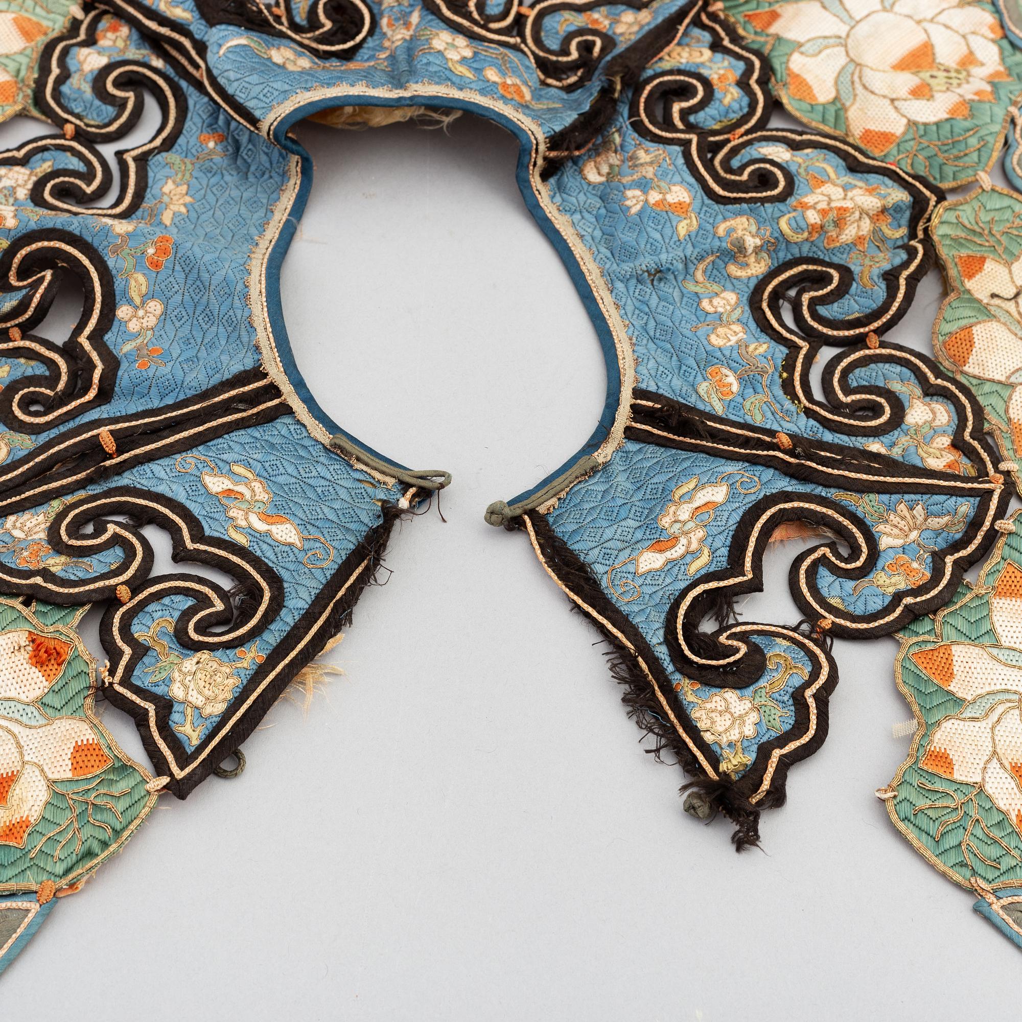 Krage, broderat siden. Kina, tidigt 1900-tal.