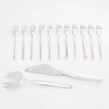 Tapio Wirkkala, kakkuottimet ja -haarukoita, 11 kpl, sterlinghopeaa, "Tapio", Kultakeskus, Hämeenlinna 1971-74.