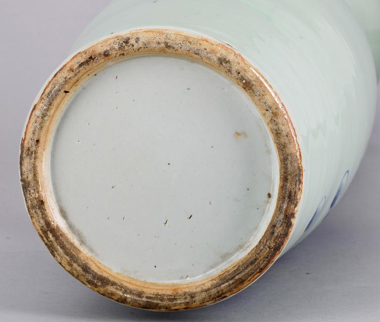 GOLVURNA, porslin, Kina, sent 1800-tal.