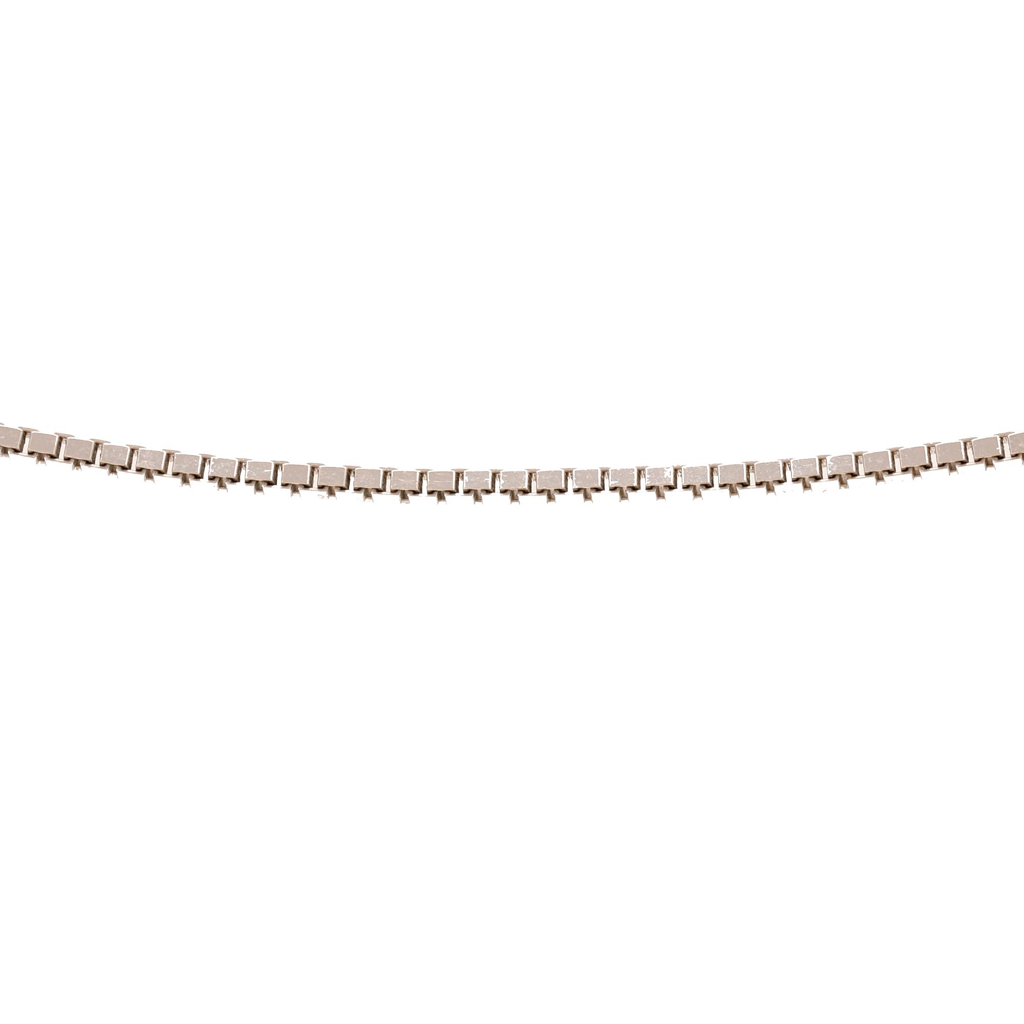 An 18K white gold venezia necklace.
