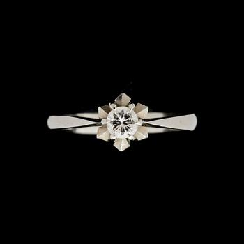 RING, enstensring, 18k vitguld med briljantslipad diamant ca 0,24 ct. Vikt 3,4 g.