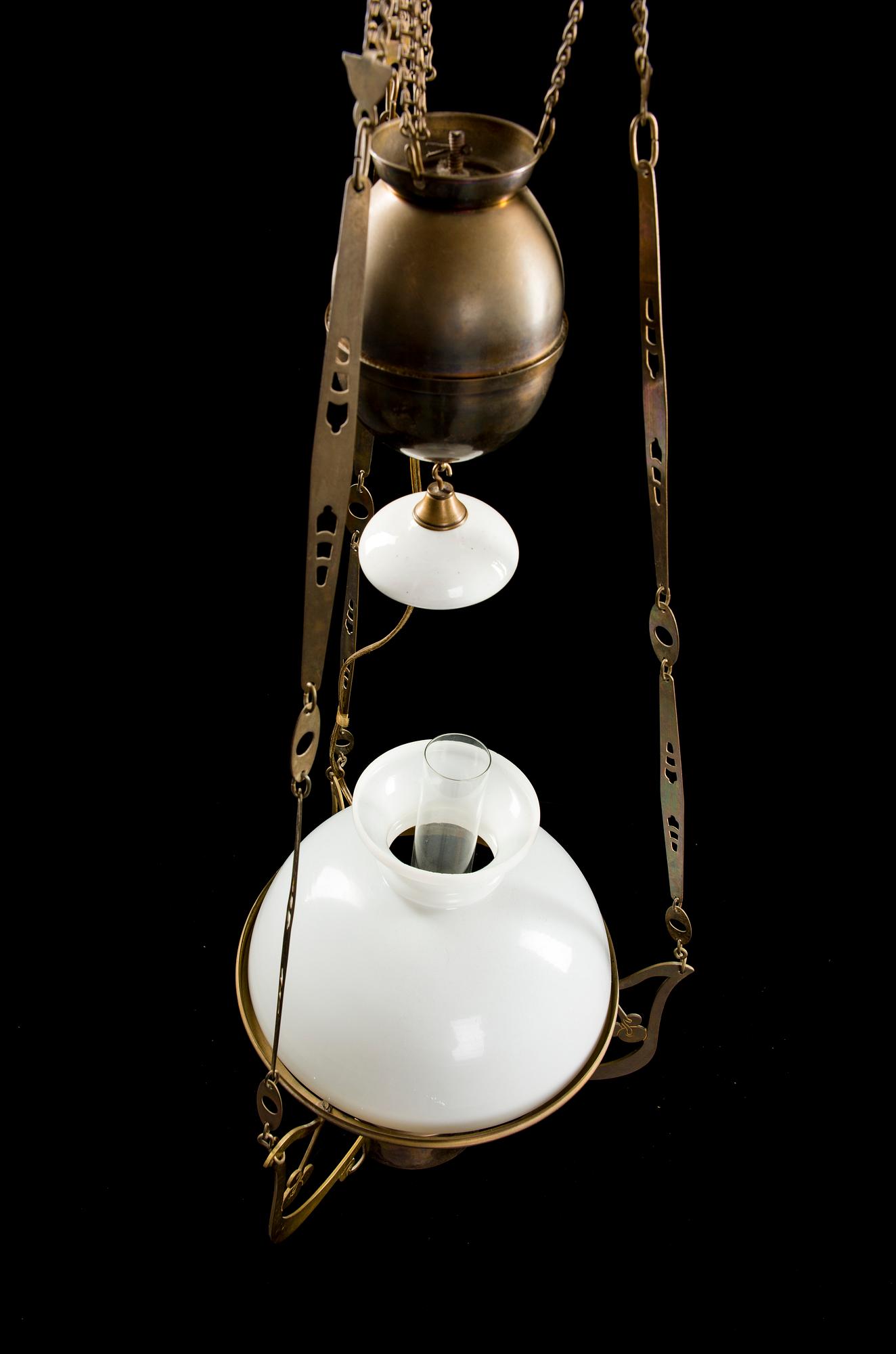 TAKLAMPA, Jugend, 1900-talets början. Höjd 110 cm.