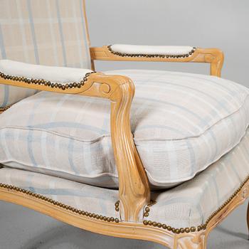 KARMSTOLAR, ett par, Louis XV-stil, 1900-talets andra hälft.