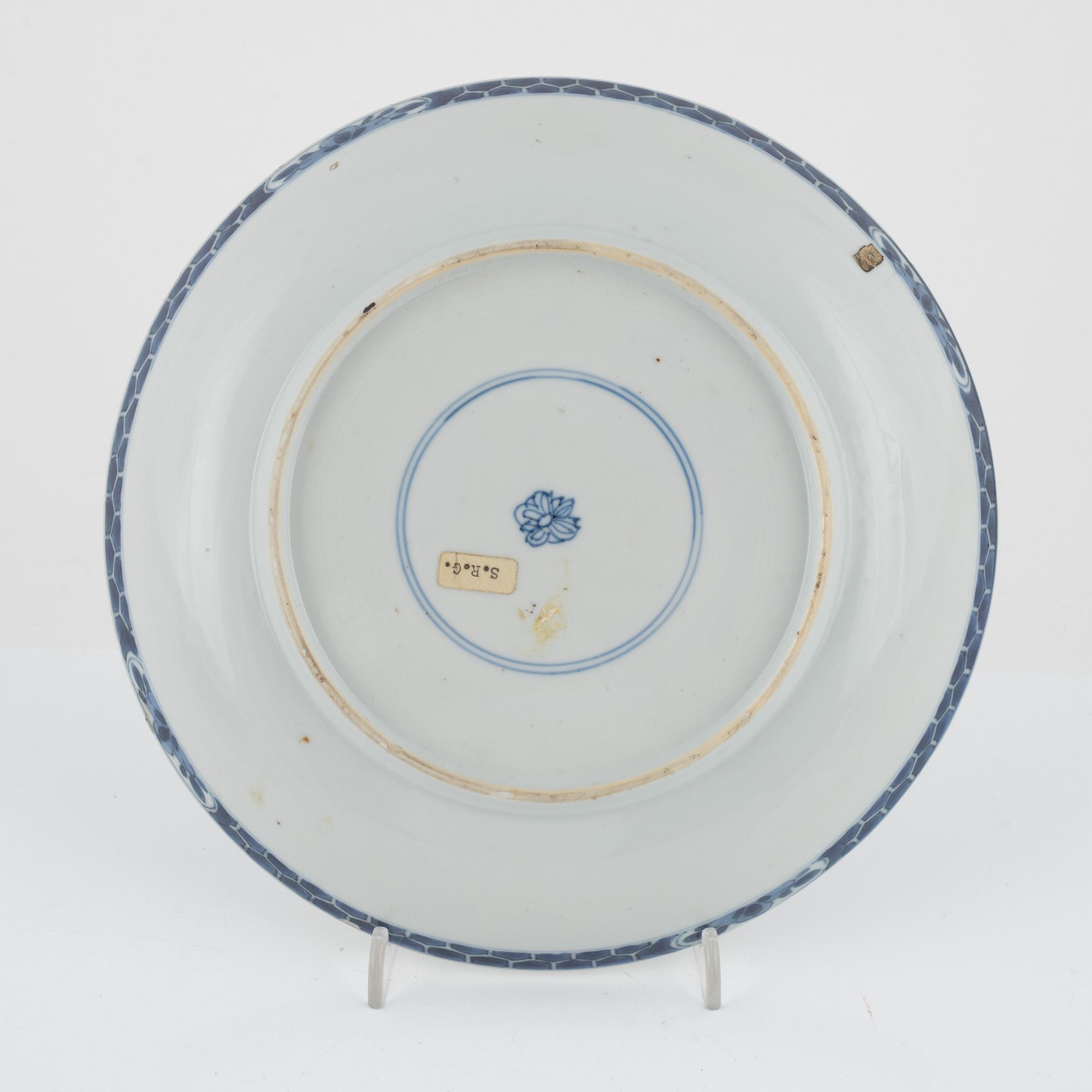 Tallrikar, porslin, 3 st, samt skålfat, Kina, 1700-tal.