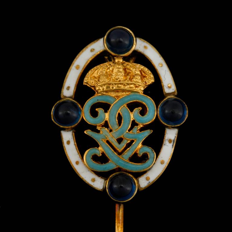 KRAVATTNÅL, 18k guld med Gustav V:s monogram, CG Hallberg, Stockholm, 1943.