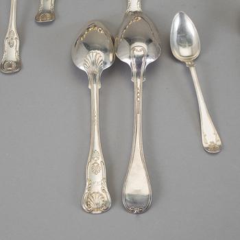 BESTICKSERVIS, silver, 56 delar av olika modeller. Bl a Möllenborg, Stockholm, 1896. Vikt ca 2 080 gram.