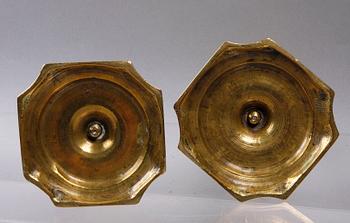 LJUSSTAKAR, ett par, mässing, barock, 1700/1800-tal.