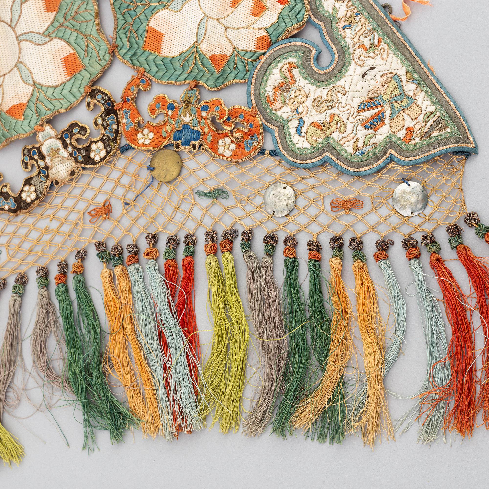 Krage, broderat siden. Kina, tidigt 1900-tal.