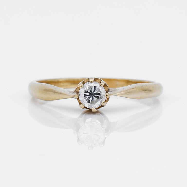 RING, enstenring, 18K guld med briljantslipad diamant ca 0,26 ct. Vikt ca 2,79 gram.