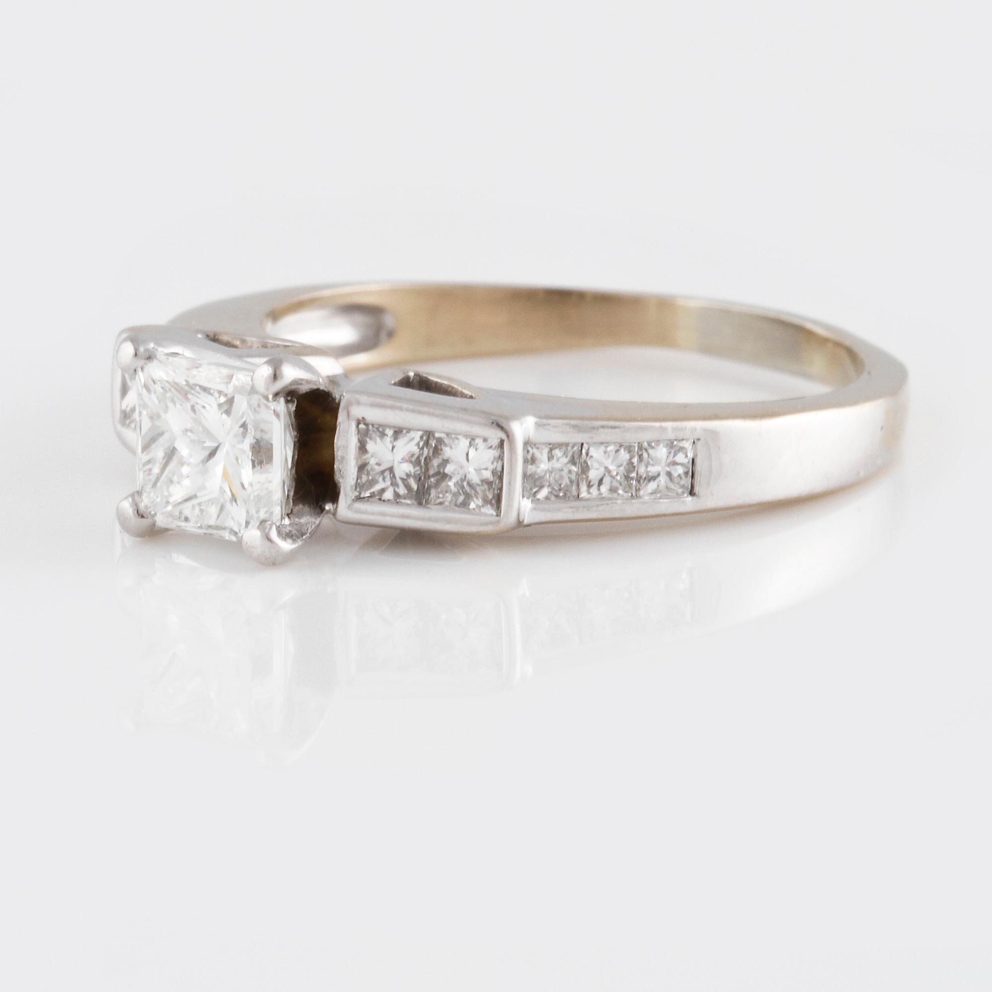 RING, 14K guld med 11 prinsesslipade diamanter. Vikt 3,9 gram.