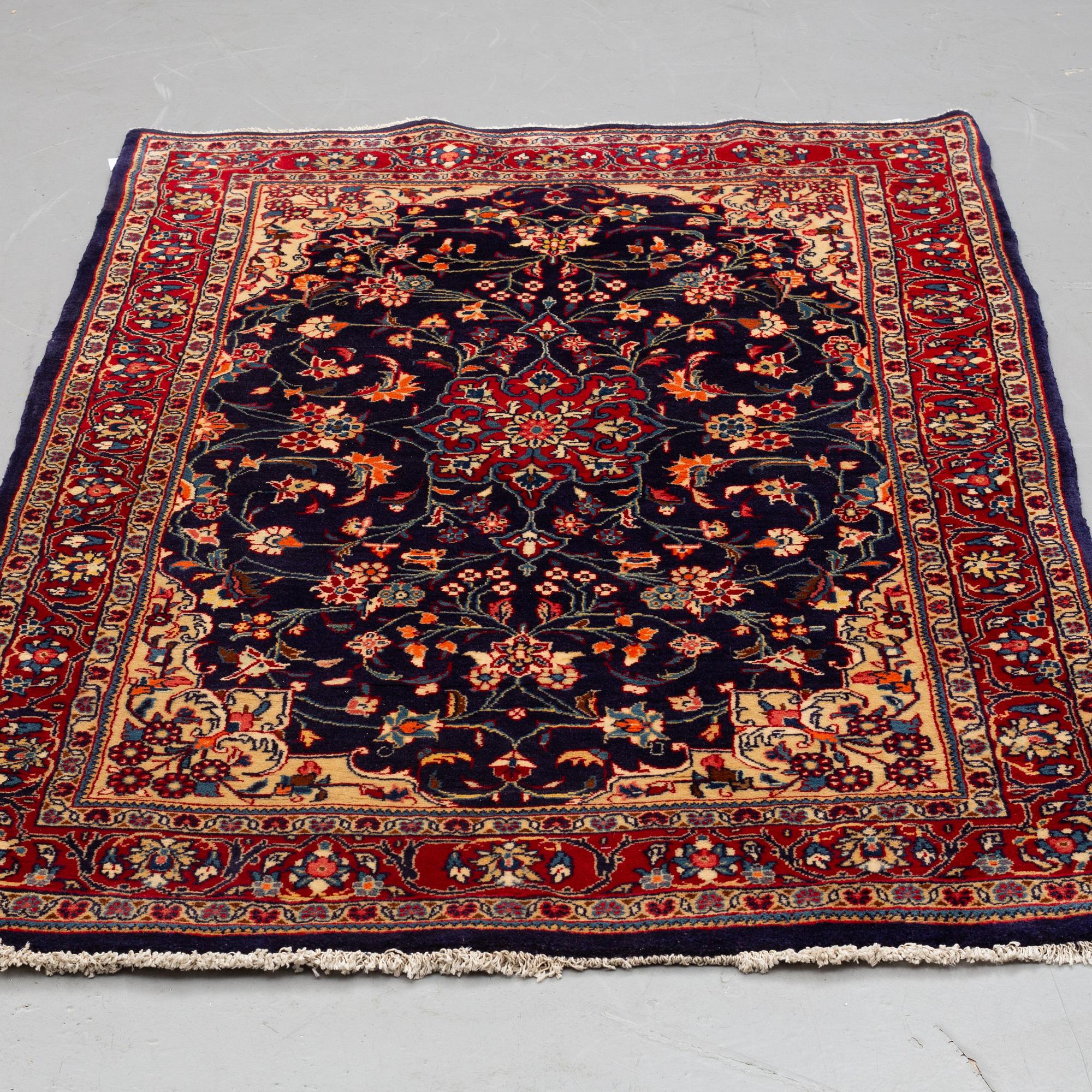 A RUG, Sarouk, ca 208 x 129 cm.