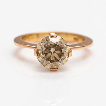 A 14K gold ring with a ca. 3.00 ct brilliant-cut diamond.