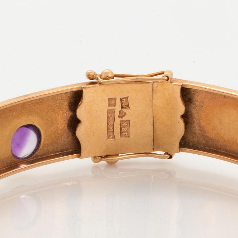 Armring 18K guld med cabochonslipade ametister.